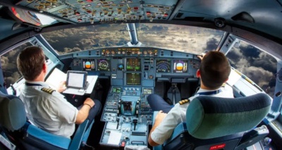 النوم أثناء قيادة الطائرات 