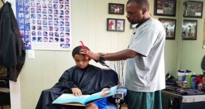 محل حلاقة يشجع علي القراءة 