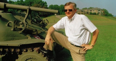 الروائي الامريكي توم كلانسي 