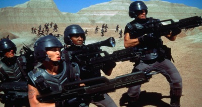 يخرج مشهد و هو عاري