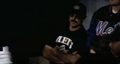 تنكر مدير فني و جلوسه مع لاعبيه بعد طرده من الملعب