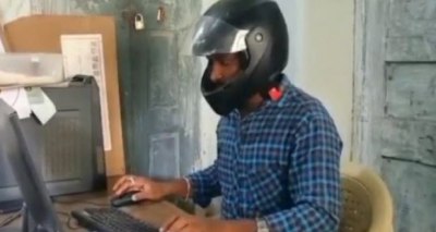 موظفين يرتدون خوذات أثناء عملهم