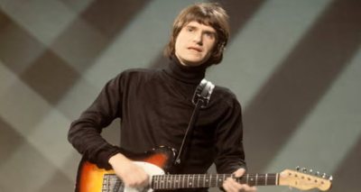 يسافر من دولة لأخري لإعادة تسجيل كلمتين فقط