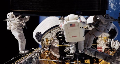 أغلفة التبول لرواد الفضاء 