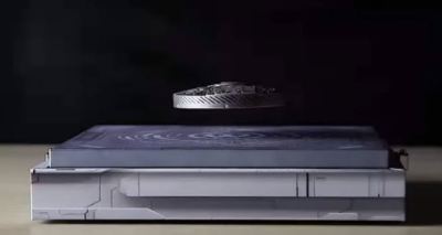 عملة تطفو في الهواء 