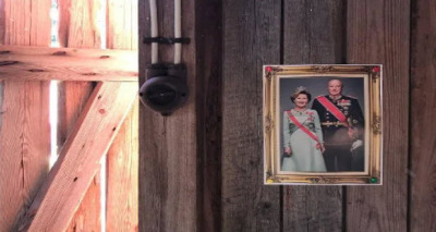 تعليق صور الملك النرويجي في الحمامات