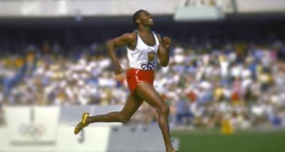 عداء يجري للوصول للملعب الذي سيشارك بسباق فيه