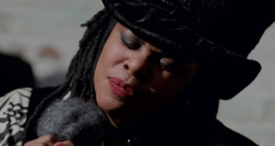 المغنية كيو لازروس