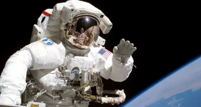 حك أنف رائد الفضاء