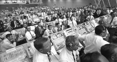 أعمار فريق متابعة أول هبوط علي القمر