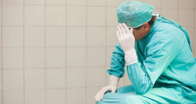 طبيب يترك مريضه أثناء الجراحة