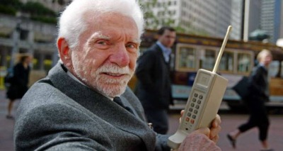 أول هاتف محمول تجاري في التاريخ