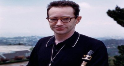 ملحن يتبرع للصليب الأحمر 