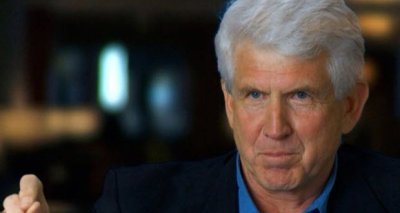 كاتب يأكل مقالته