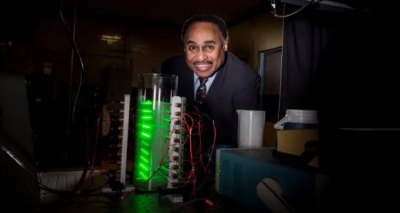 يحاول صناعة ألة زمن لرؤية والده