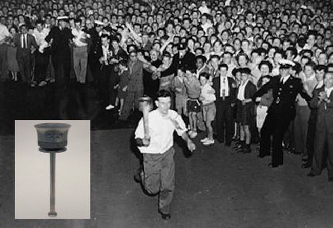 بارى لاركين حاملا الشعلة الأولمبية المزيفة