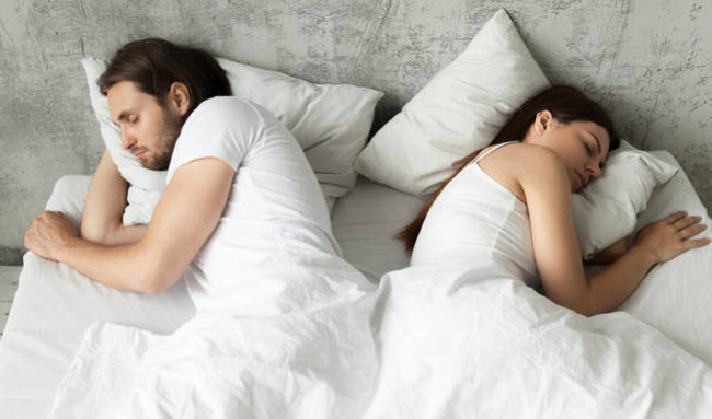 هل تحتاج النساء النوم أكثر من الرجال لأن عقولهن تعمل بجهد أكبر؟