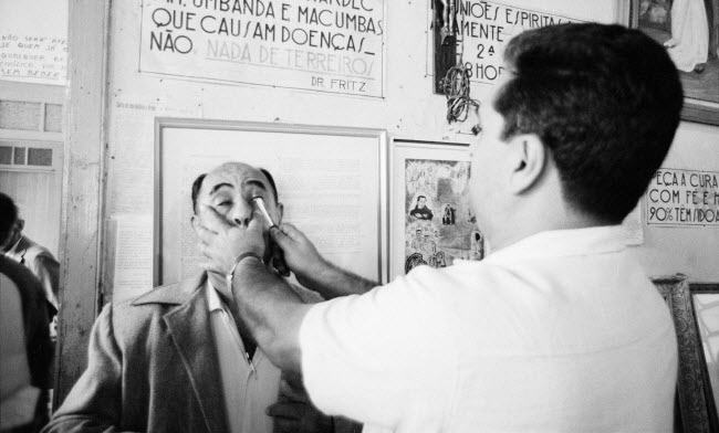 زي أريجو الروحاني الذي كان يجري عملياته بإستخدام سكين صدئ