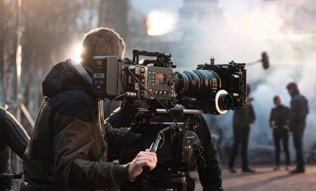 طرقا بعضها قد يكون غريبا جعلت أصحابها نجوم سينمائيين