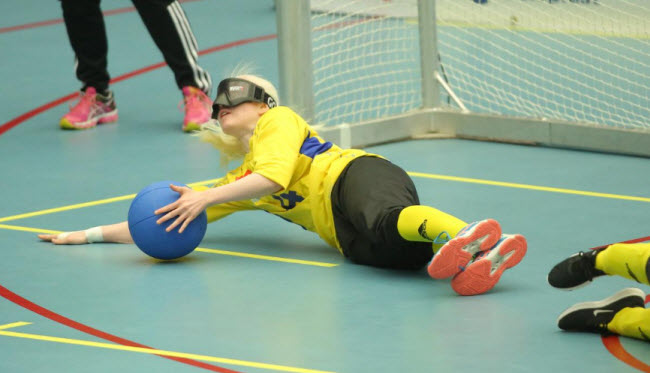 كرة الهدف أشهر رياضات المكفوفين و ضعاف البصر