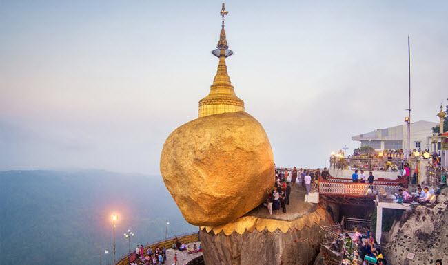 الصخرة المعلقة فى ميانمار المتحدية لقوانين الجاذبية