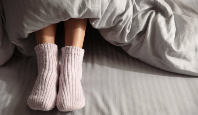 هل إرتداء الجوارب يدفئ القدمين و يساعد على النوم ؟