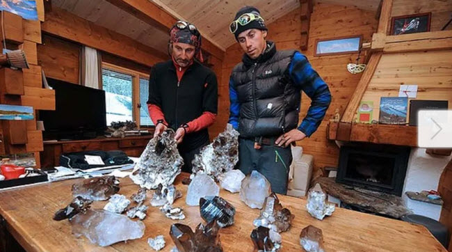 متسلق فرنسي يعثر على كنز مدفون منذ 50 عاما و يسلمه للشرطة و يحصل على نصف محتوياته