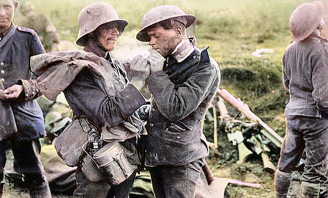 هل لعب الجنود الألمان و البريطانيين سويا كرة القدم و تبادلوا الهدايا فى هدنة عفوية بليلة عيد الميلاد خلال الحرب العالمية الأولى