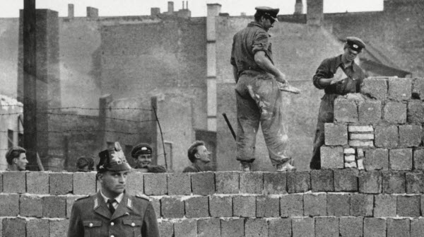 بناء جدار برلين