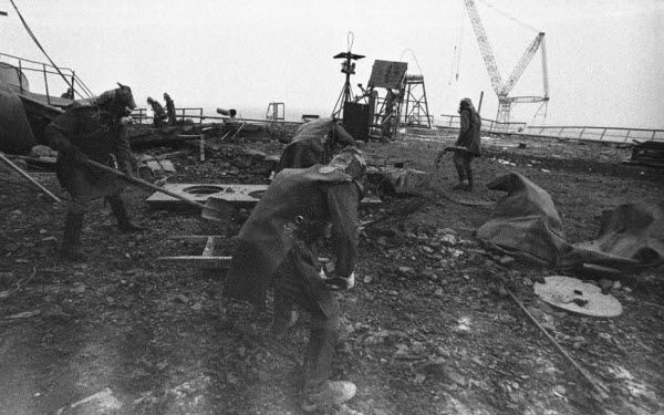 أفراد من الجيش السوفيتى خلال ازالة حطام مفاعل تشيرنوبل المشع