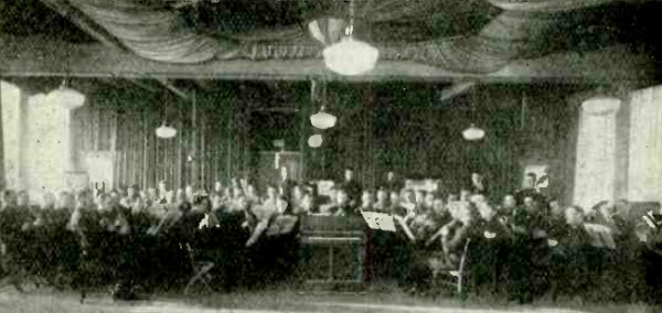 استوديو راديو هيئة الاذاعة البريطانية في برمنجهام عام 1928