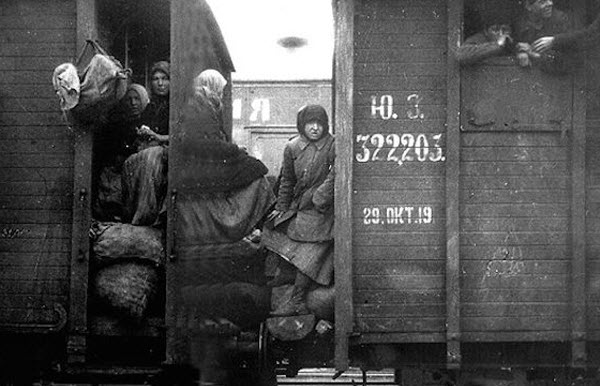 معتقلين سوفيت على متن قطار متوجه الى معسكرات العمل