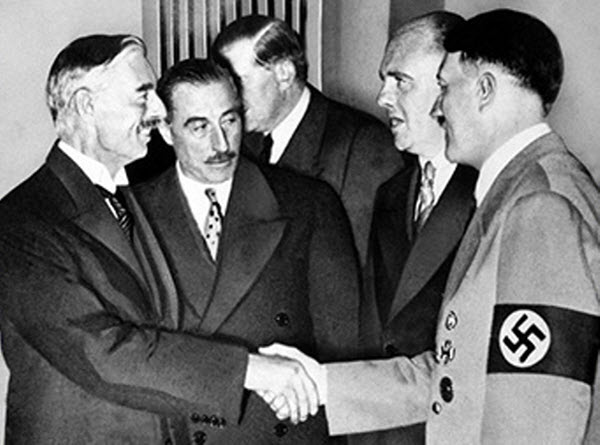 أدولف هتلر مع نيفيل تشامبرلين