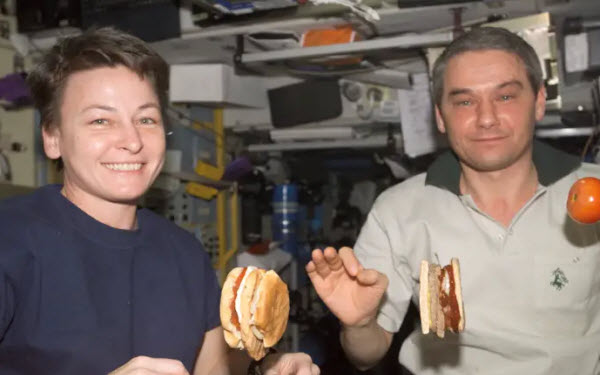 رائدة الفضاء الامريكية بيجى وايتسون مع رائد الفضاء الروسي فالرى كورزون