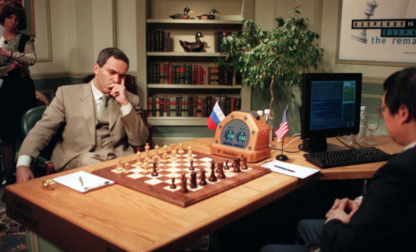 لقاء لاعب الشطرنج الروسي كاسباروف مع الكومبيوتر ديب بلو الذى يعمل بالذكاء الصناعي