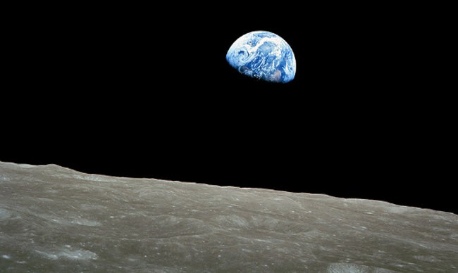 صورة شروق الأرض أو الإيرث رايز التى تم إلتقاطها خلال رحلة أبولو 8 من مدار القمر