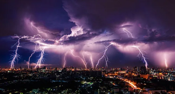 البرق صورة من صور الكهرباء الساكنة