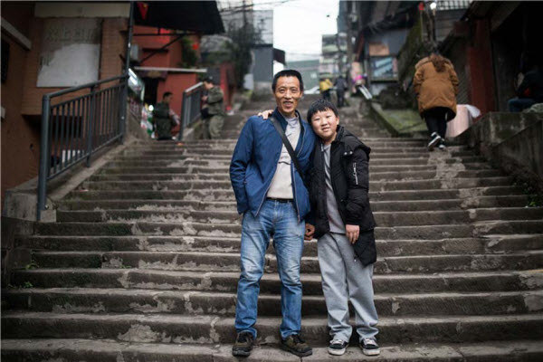 الحمال " ران جوانجي " مع إبنه بعد مرور 10 سنوات من تاريخ التقاط الصورة
