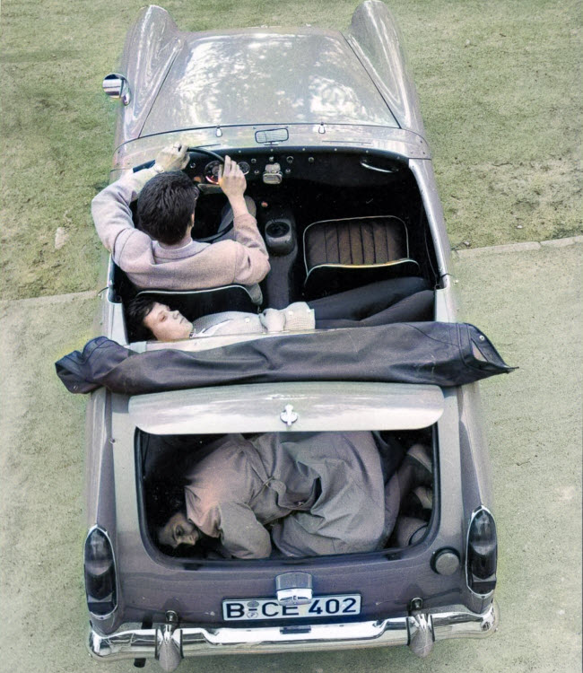 صورة هاينز ميكسنر و السيارة التى تمكن بها من الفرار عبر جدار برلين و بصحبته حبيبته و أمها