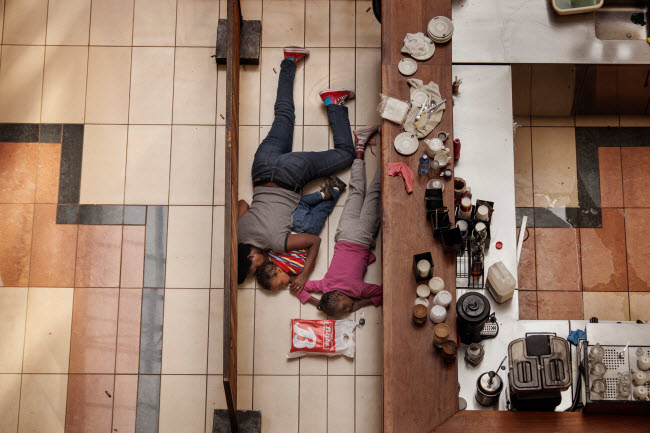 صورة إختباء الأم و أطفالها خلال هجوم إرهابي داخل أحد المراكز التجارية فى كينيا