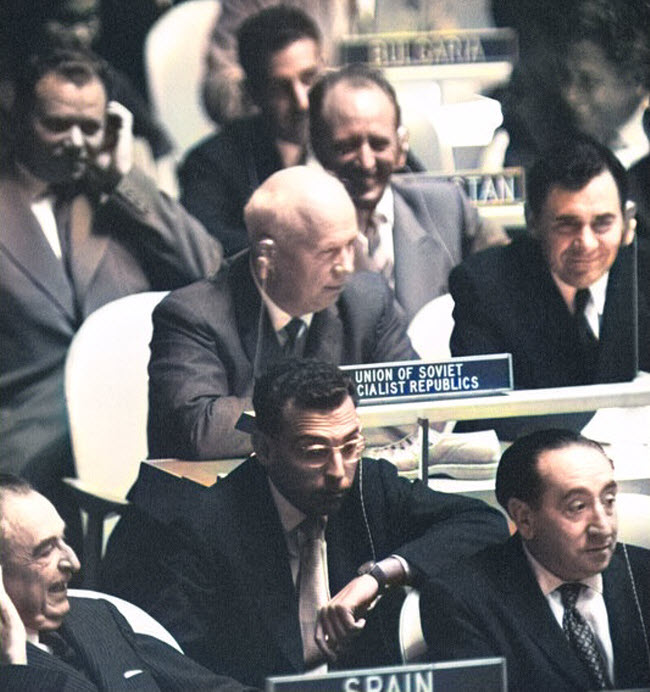 صورة حذاء الزعيم السوفيتي خروتشوف فى جلسة الجمعية العامة للأمم المتحدة