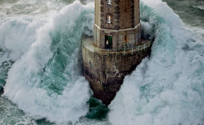 صورة منارة لاجومينت لحظة إصطدام موجة ضخمة بها فى وجود حارسها بالأسفل