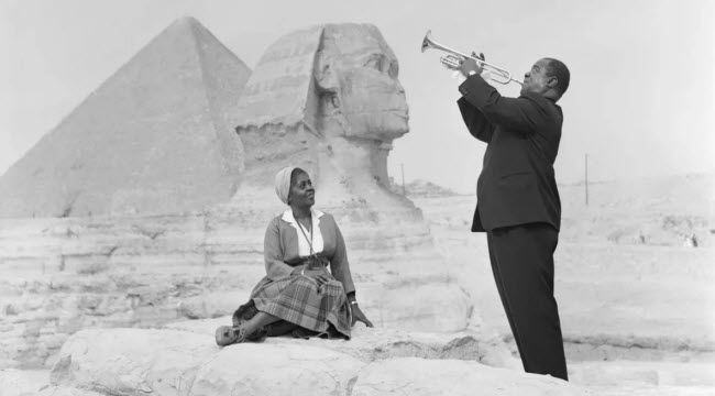هل صورة عازف الجاز لويس أرمسترونج مع زوجته أمام أبو الهول فى مصر حقيقية ؟