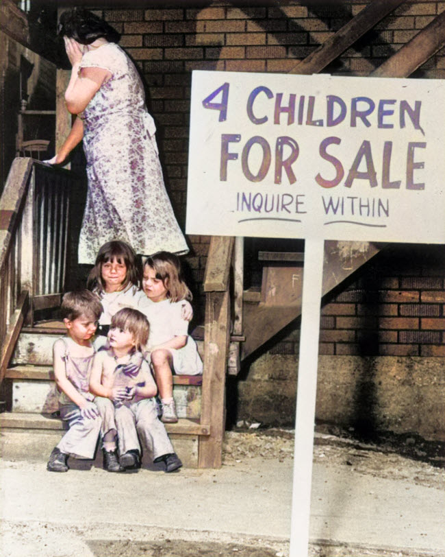 صورة صادمة لأم أمريكية تعرض أبنائها للبيع لعدم تمكنها من إعالتهم