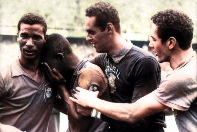 صورة دموع بيليه فرحا بإحرازه بطولة كأس العالم و تحقيقه للوعد الذى قطعه لأبيه