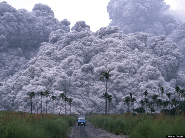 صورة ثوران بركان جبل بيناتوبو التى كاد أن يدفع مصورها و مرافقيه حياتهم ثمنا لها