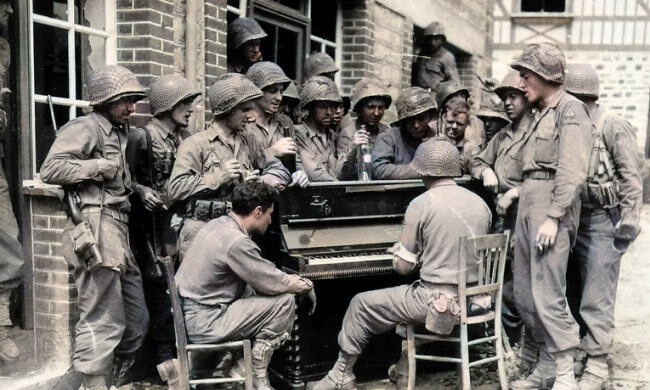 هل قام الجيش الأمريكى بإسقاط ألات البيانو الموسيقية لجنوده خلال الحرب العالمية الثانية ؟