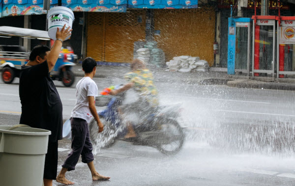 رش المياه فى مهرجان سونجركان التايلاندي