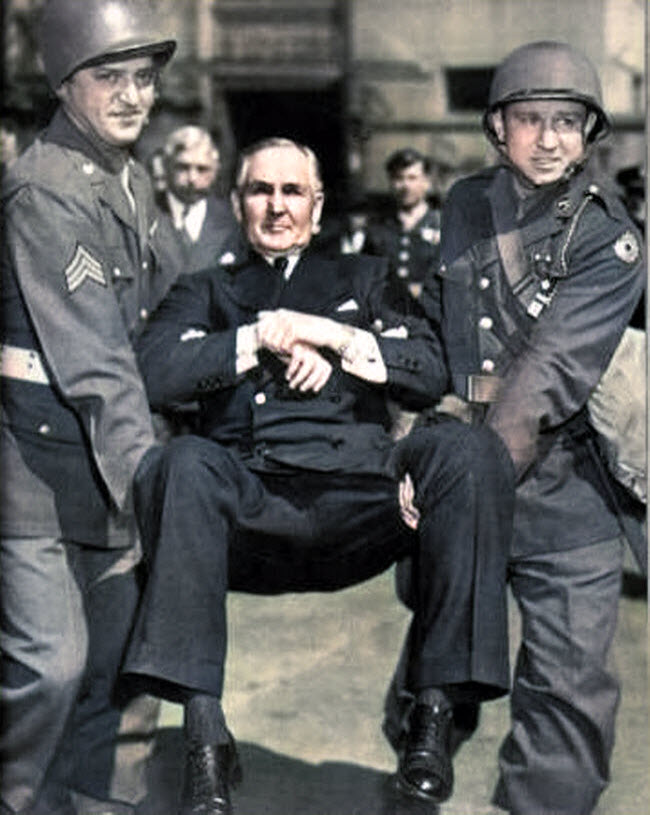 صورة الأمريكي سويل أفيري أثناء حمله على كرسيه و طرده خارج مقر شركته