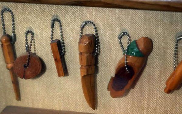 الميداليات الخشبية التى كان يصنعها العبيد فى مزرعة عائلة اليبراخت